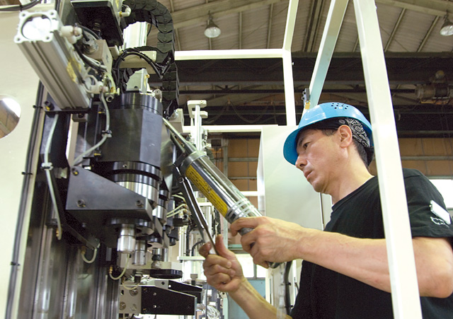 Kỹ sư Nhật Bản vận hành máy gia công kim loại lương cơ bản 12 man